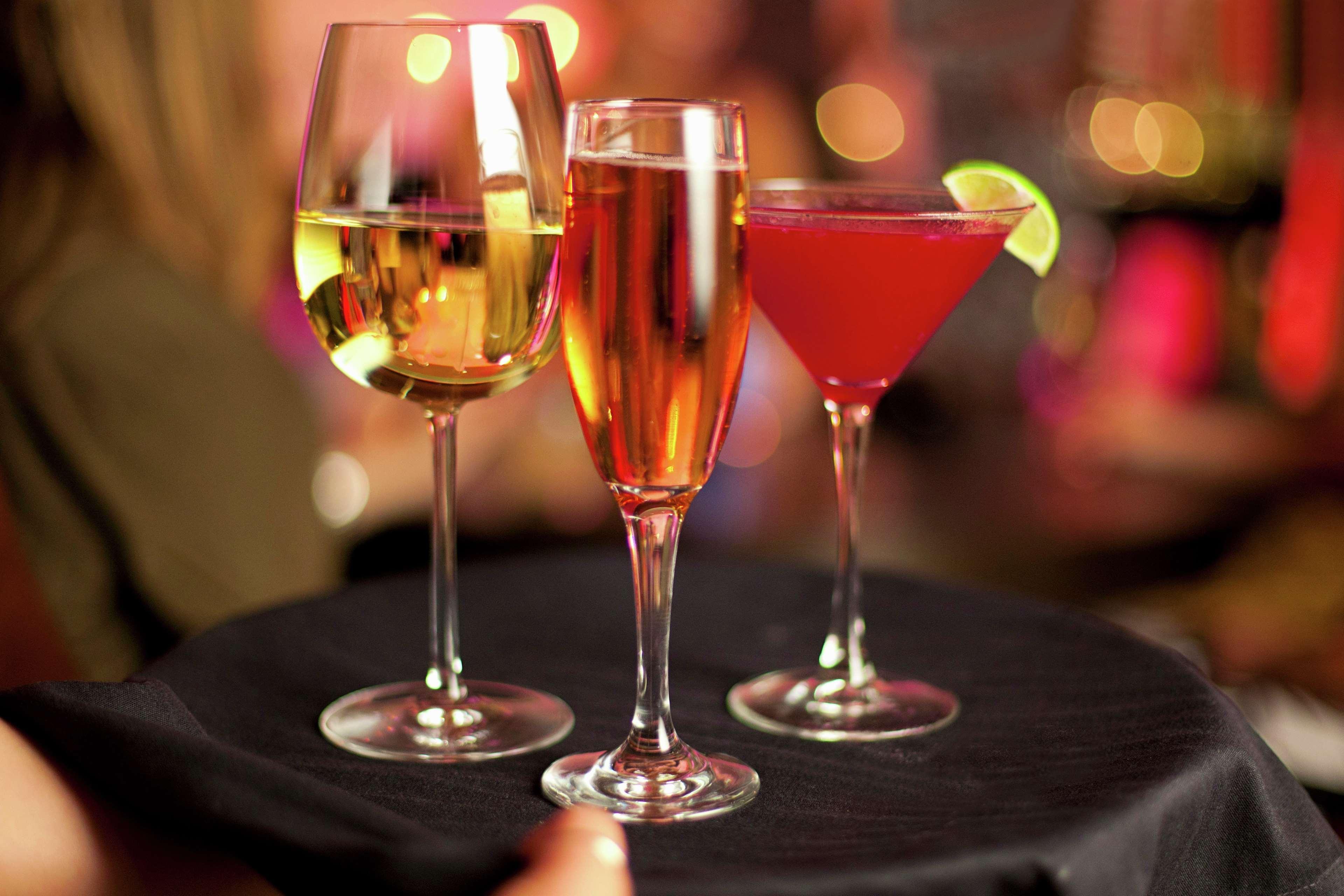 ฮิลตัน มุมไบ อินเตอร์เนชั่นแนล แอร์พอร์ต Hotel ภายนอก รูปภาพ A wine glass, champagne flute and cocktail glass