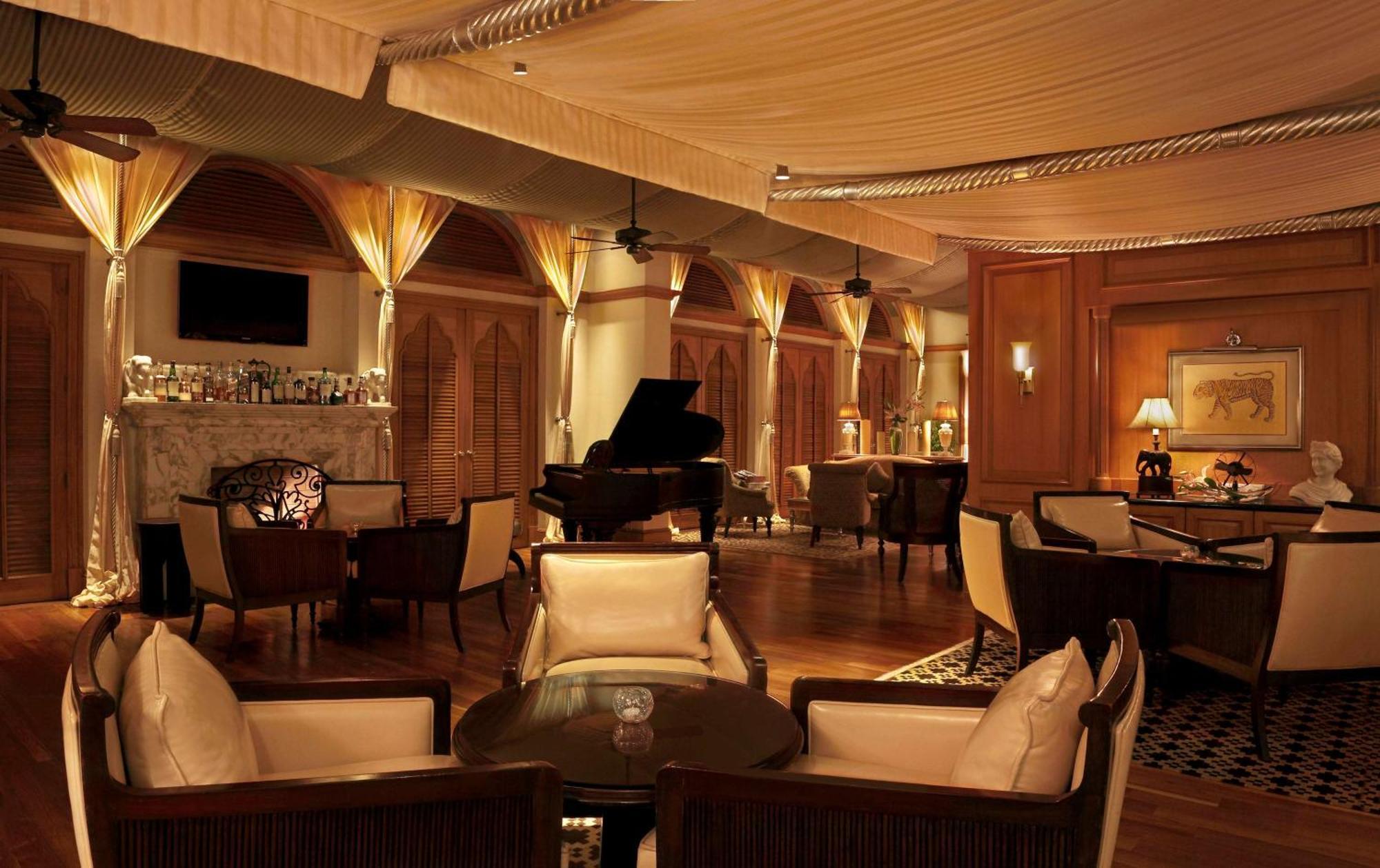 ฮิลตัน มุมไบ อินเตอร์เนชั่นแนล แอร์พอร์ต Hotel ภายนอก รูปภาพ The piano bar at the Taj Mahal Palace