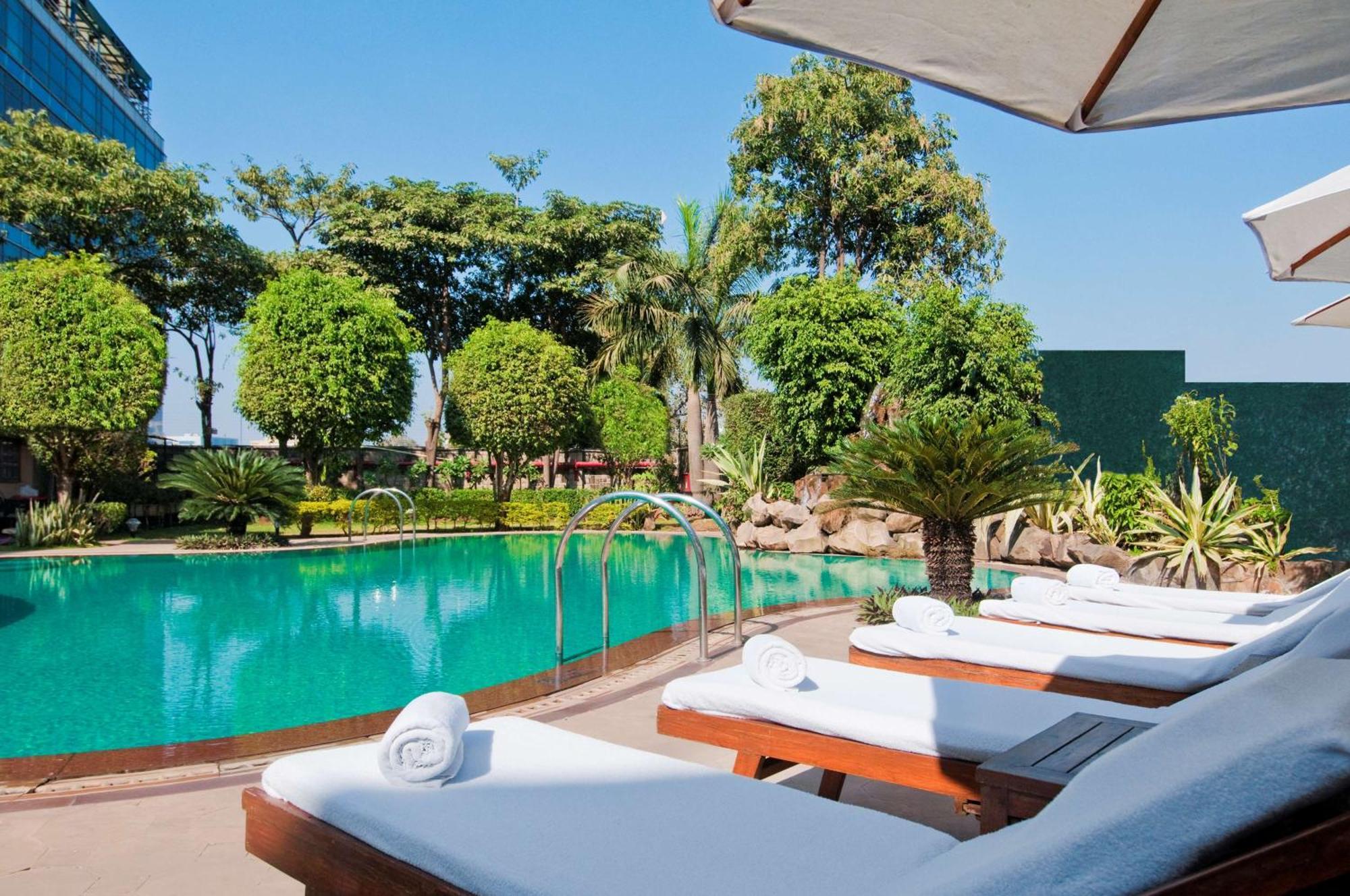ฮิลตัน มุมไบ อินเตอร์เนชั่นแนล แอร์พอร์ต Hotel ภายนอก รูปภาพ The pool at the hotel