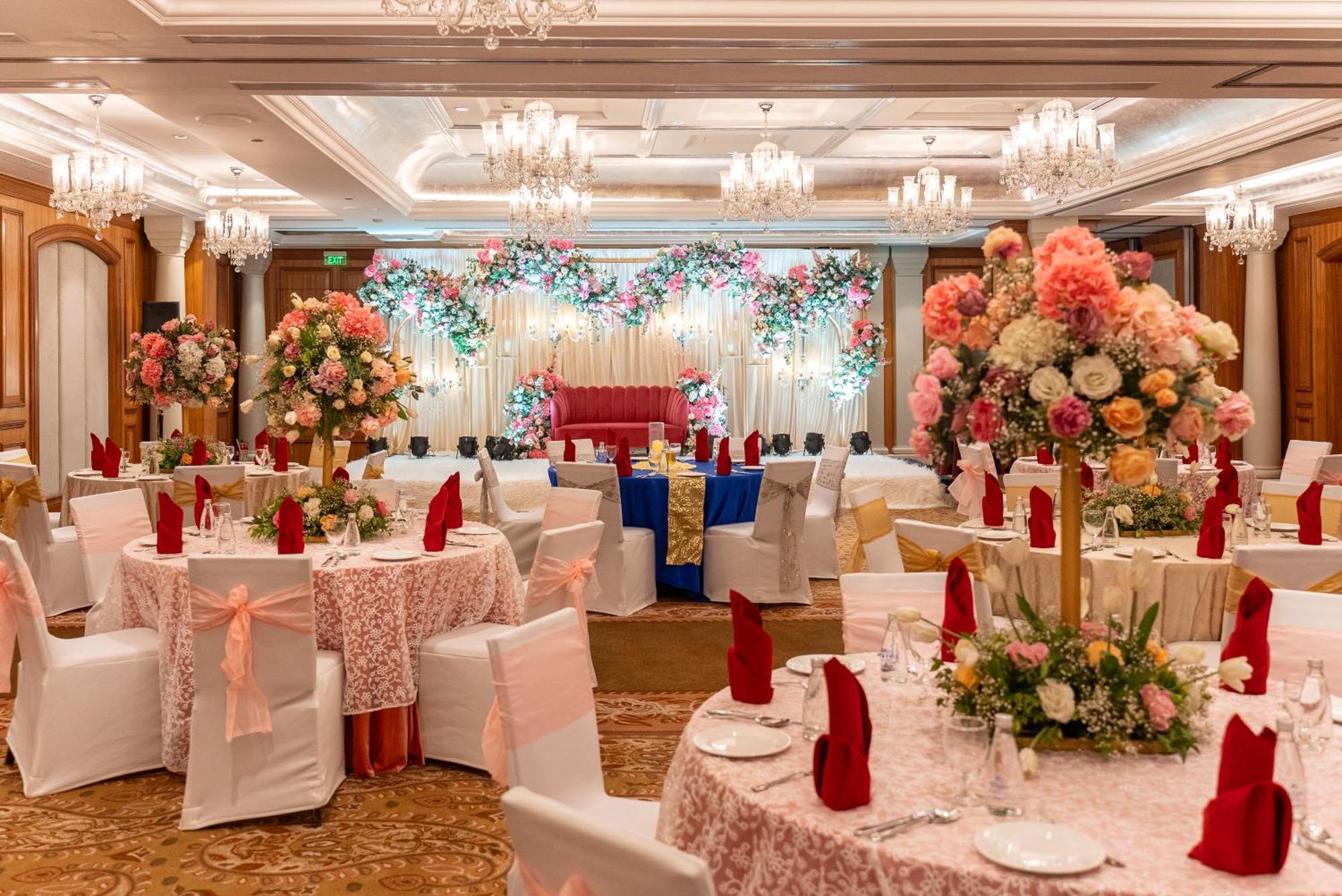 ฮิลตัน มุมไบ อินเตอร์เนชั่นแนล แอร์พอร์ต Hotel ภายนอก รูปภาพ A wedding reception at the Royal Thai Suite