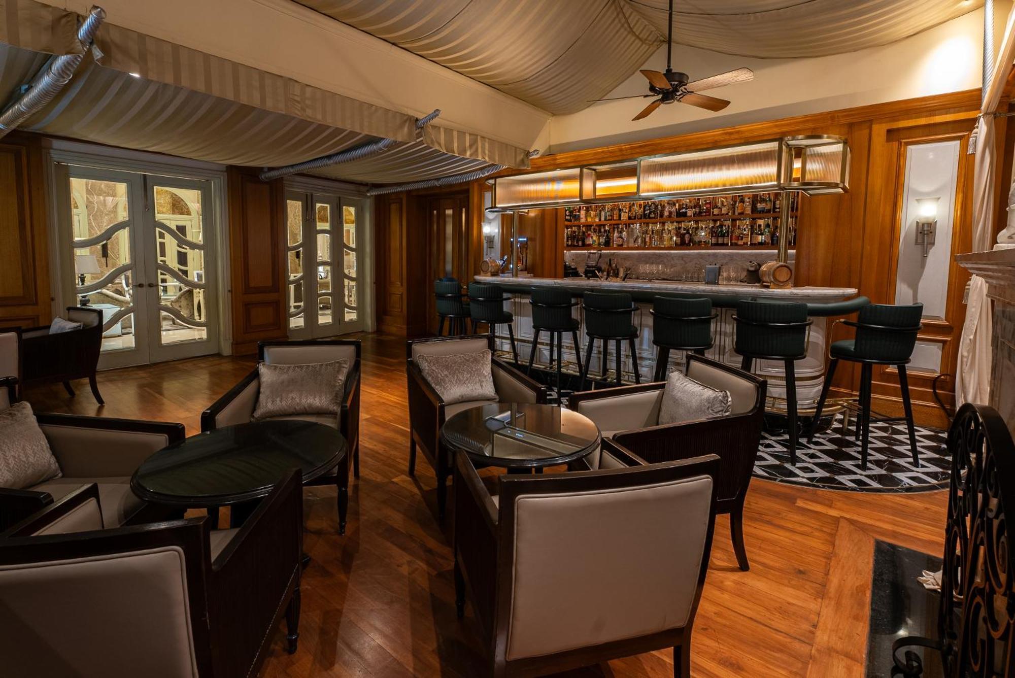 ฮิลตัน มุมไบ อินเตอร์เนชั่นแนล แอร์พอร์ต Hotel ภายนอก รูปภาพ The bar at the 1919
