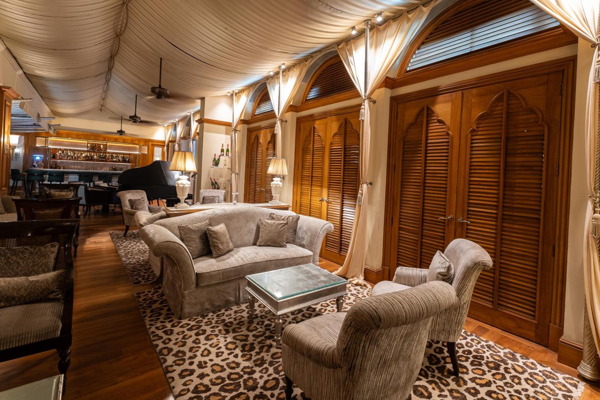 ฮิลตัน มุมไบ อินเตอร์เนชั่นแนล แอร์พอร์ต Hotel ภายนอก รูปภาพ The interior of the lounge